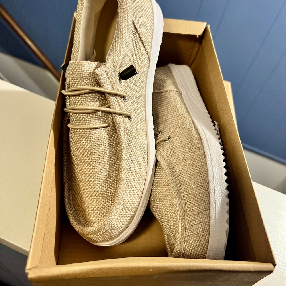 Slip-on beige shoes women's size 8.5 NEW
IN BOX
NWT